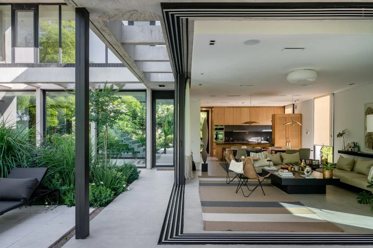 Living abierto al patio con corredizas de PVC