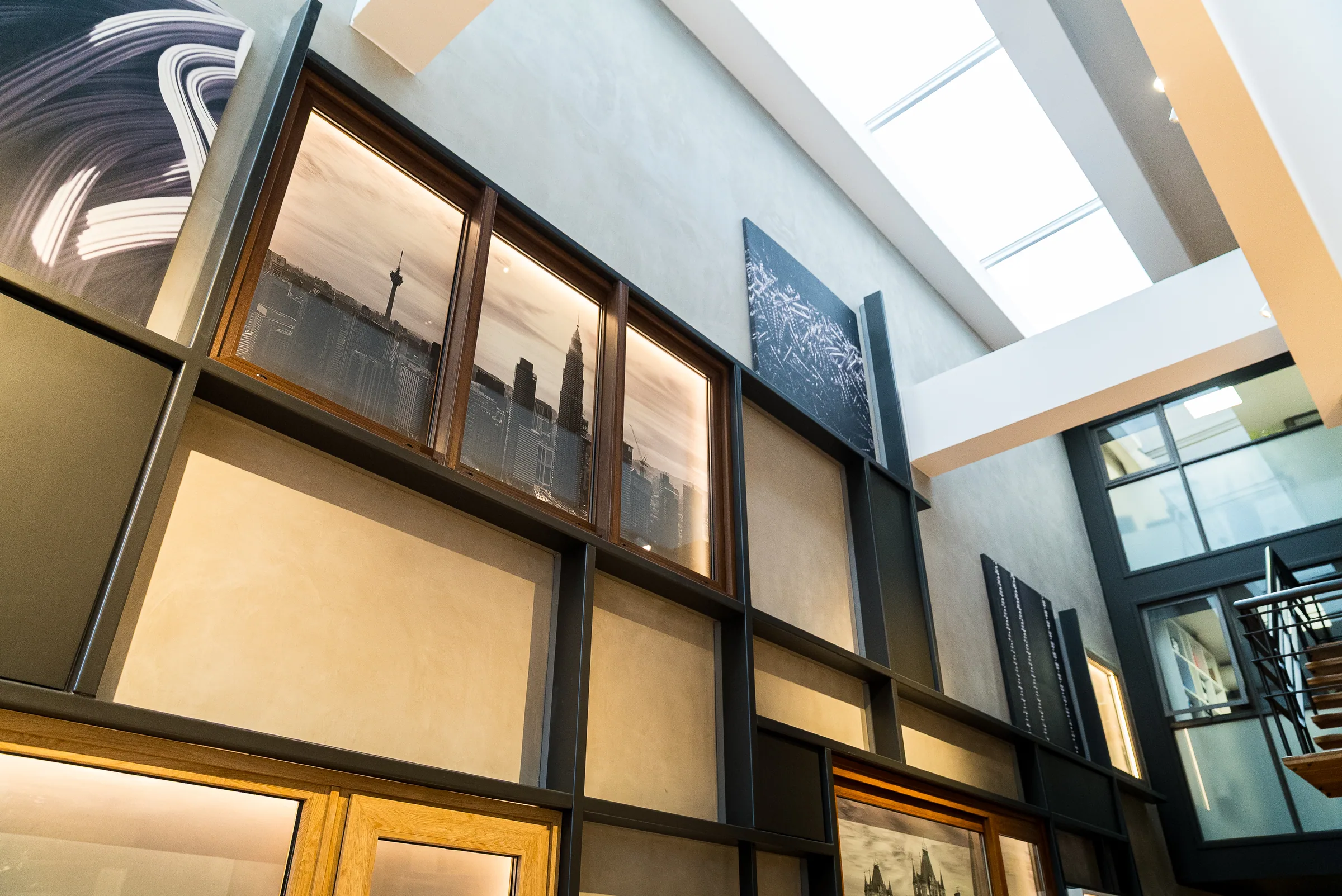 Showroom de Perfiles y Servicios — espacio de exhibición